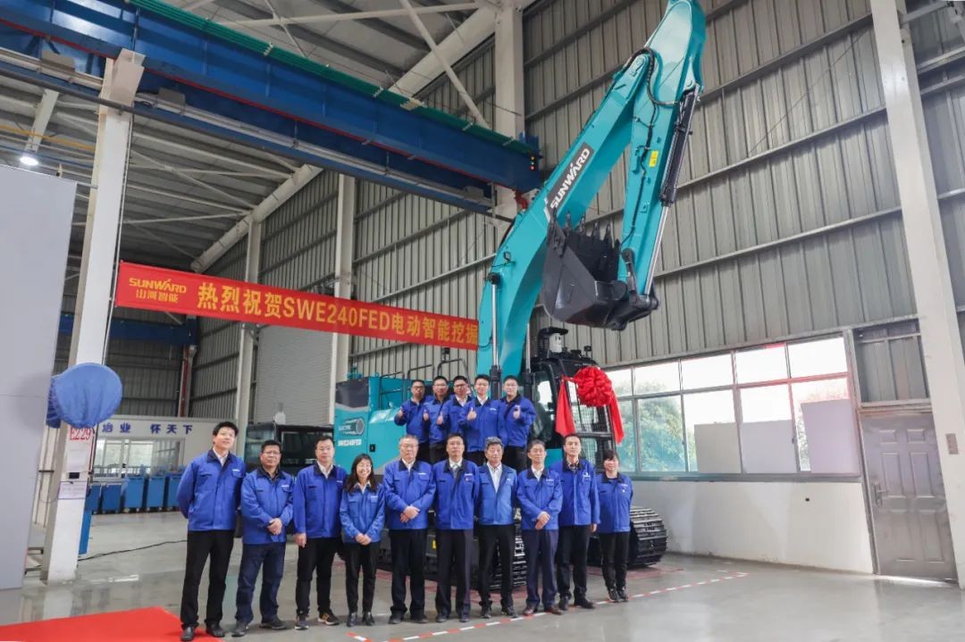 全國首臺(tái)！山河智能SWE240FED電動(dòng)智能挖掘機(jī)下線