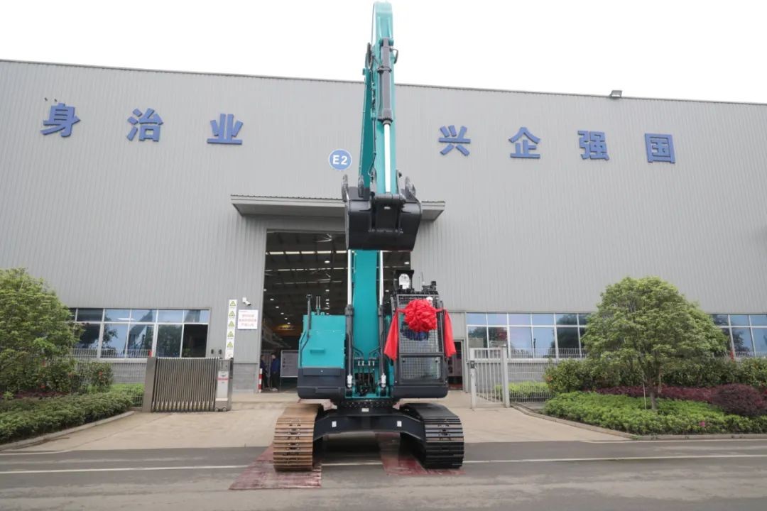 全國首臺(tái)！山河智能SWE240FED電動(dòng)智能挖掘機(jī)下線