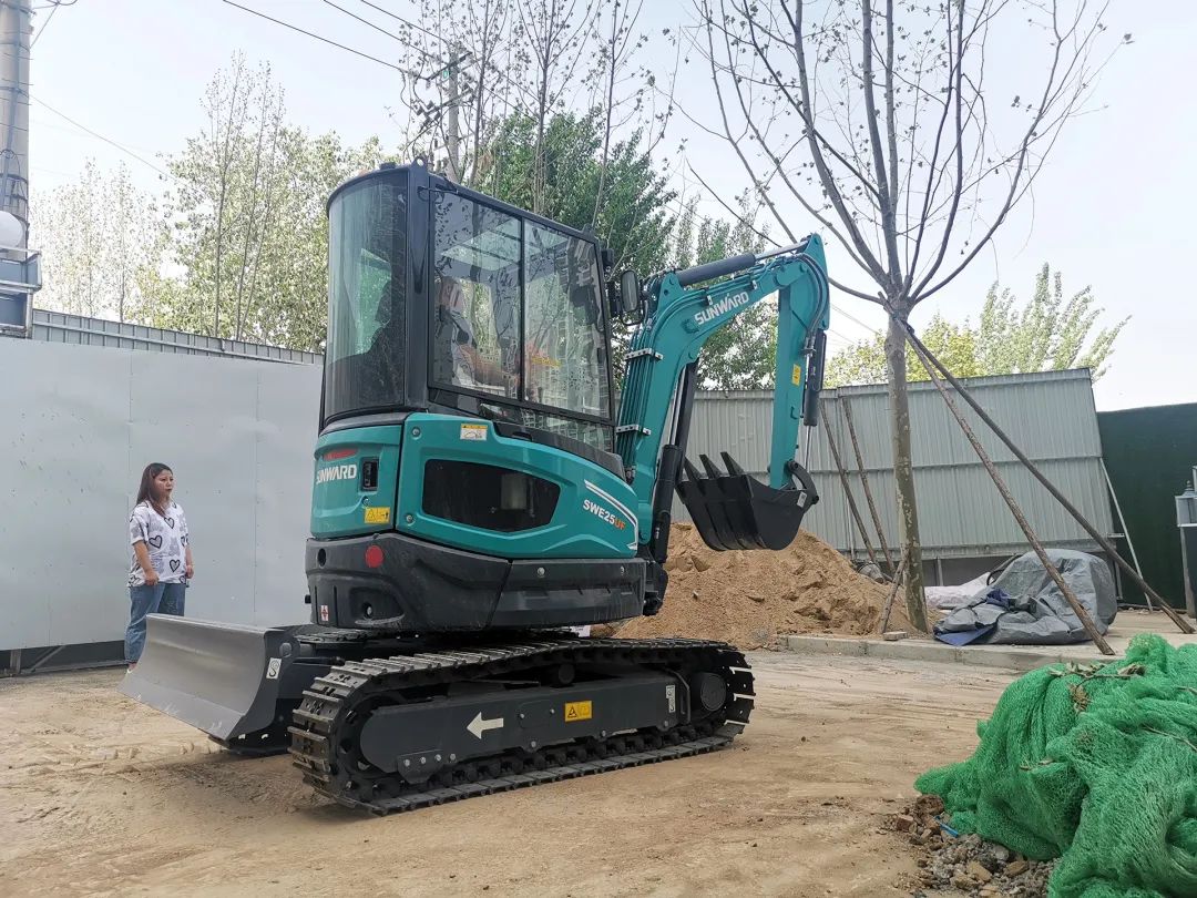 沖、沖、沖！帶您感受山河智能挖掘機(jī)火熱交機(jī)時(shí)刻