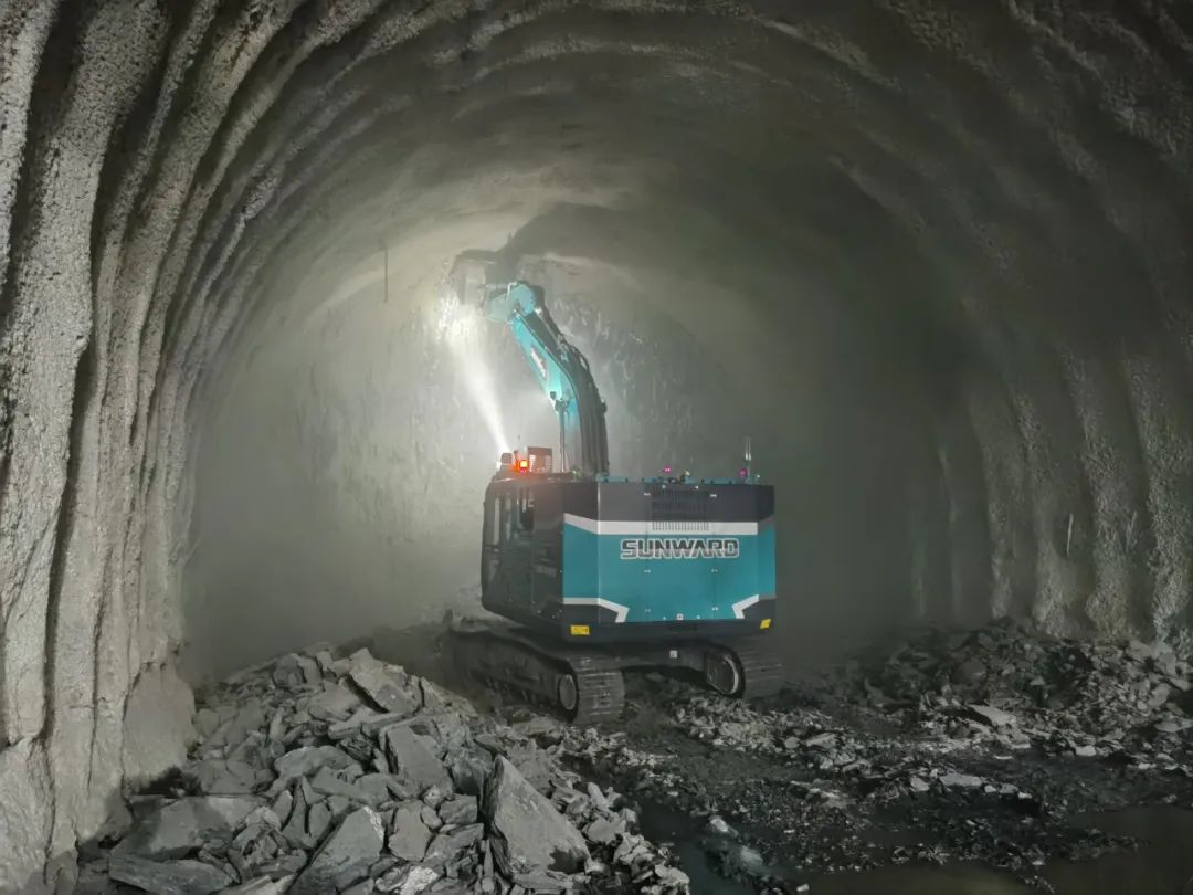 征戰(zhàn)川藏鐵路！山河智能新一代電動(dòng)挖掘機(jī)成功交付