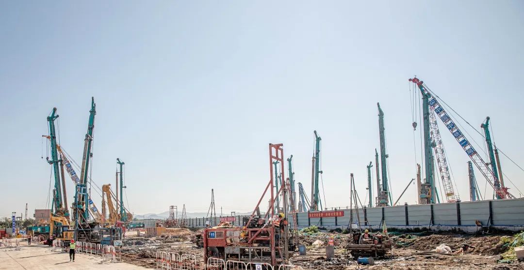 “山河綠”再現(xiàn)大灣區(qū)！山河智能旋挖鉆機(jī)組團(tuán)助建廣州白云機(jī)場項目