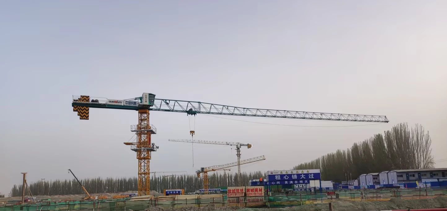 天山腳下的畫(huà)師！山河江麓群塔援疆建設(shè)新景色