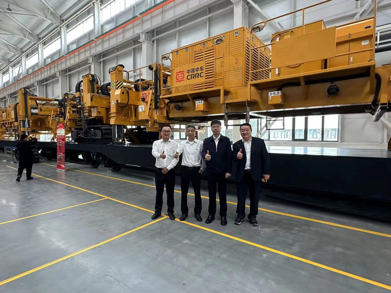 CPH-30J道岔鋪換機(jī)組全球發(fā)布！山河智能與寶雞中車時(shí)代共繪鐵路裝備新篇章！