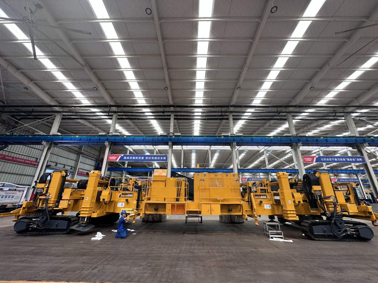 CPH-30J道岔鋪換機(jī)組全球發(fā)布！山河智能與寶雞中車時(shí)代共繪鐵路裝備新篇章！